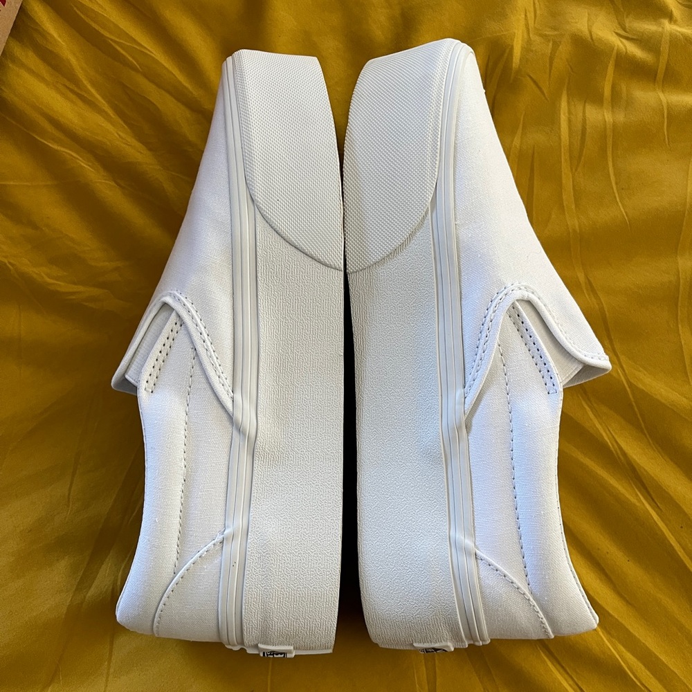 Brand new in box women’s platform vans slip on.